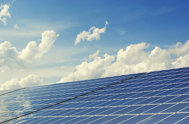 De synergie tussen zonnepanelen Den Haag en Be Solar verkend